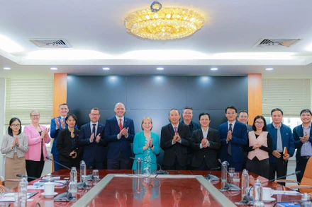 Với hai văn phòng tại Hà Nội và Thành phố Hồ Chí Minh, Queensland trở thành bang đầu tiên của Úc thiết lập trung tâm của khu vực tại Việt Nam.