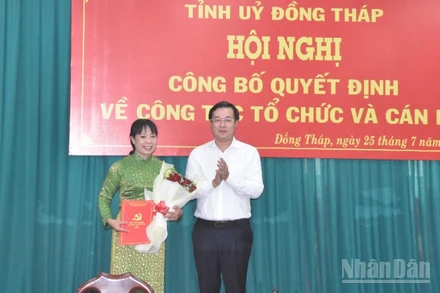 Đồng chí Lê Quốc Phong trao quyết định thành lập Báo và Phát thanh, Truyền hình Đồng Tháp.