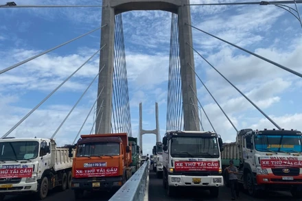 Các xe thử tải cầu Rạch Miễu 2 thành công.