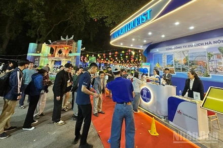 Khách tham quan xếp hàng để tham gia các trải nghiệm tại Lễ hội.