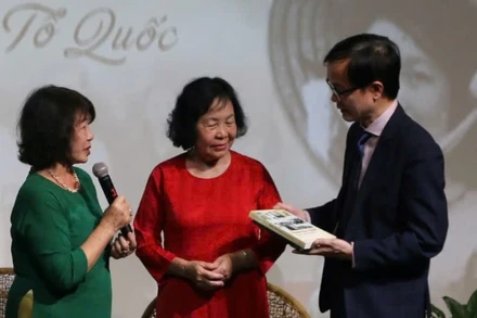 Gia đình Liệt sĩ Đặng Thùy Trâm trao tặng Bảo tàng Hà Nội nhiều hiện vật quý.