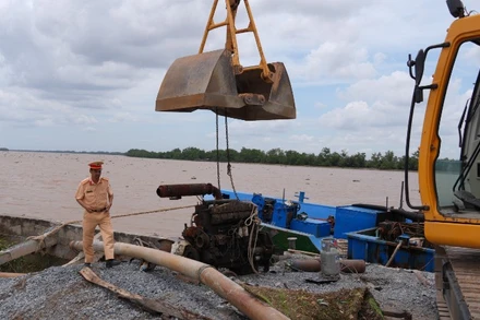 Tháo dỡ thiết bị bơm hút cát trái phép trên địa bàn tỉnh Đồng Tháp. (Ảnh: TRỌNG TÍN)