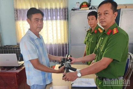 Anh Thắng giao nộp súng cho cơ quan Công an. 