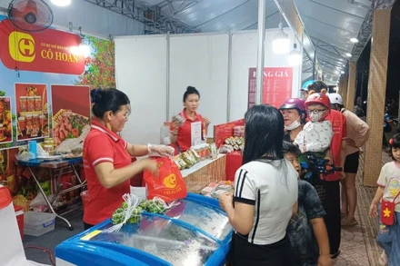 Sản phẩm OCOP của địa phương được người tiêu dùng ưa chuộng.