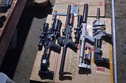 Các khẩu súng quân dụng bị cơ quan Công an kiểm tra và phát hiện. 