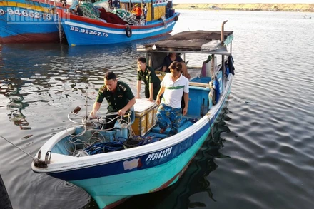 Cán bộ, chiến sĩ Đồn Biên phòng Hòa Hiệp Nam kiểm tra tàu cá mang số hiệu PY 31622TS.