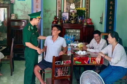 Cán bộ, chiến sĩ Đồn Biên phòng Xuân Đài đến thăm ông Trần Ngọc Thạch.