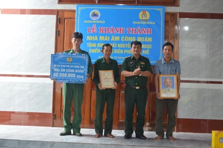 Đại tá Rơ Lan Ngân, Phó Chính ủy Ban Chỉ huy Bộ đội Biên phòng tỉnh Đắk Lắk trao tặng kinh phí hỗ trợ gia đình đồng chí Nguyễn Tấn Ngọc.