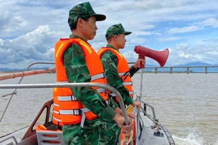 Cán bộ, chiến sĩ Đồn Biên phòng Tuy Hòa tuyên truyền, hướng dẫn người dân các biện pháp phòng tránh bão số 6.