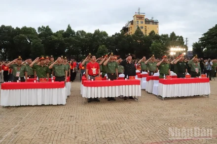 Các đại biểu ở điểm cầu Đắk Lắk chào cờ và hát Quốc ca.