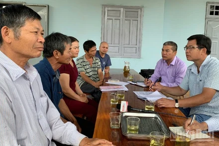 Các hộ dân bức xúc phản ảnh với phóng viên Báo Nhân Dân.