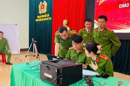 Phòng Cảnh sát Quản lý hành chính về trật tự xã hội, Công an tỉnh Đắk Lắk triển khai công tác cấp đổi thẻ đảng viên gắn chip.