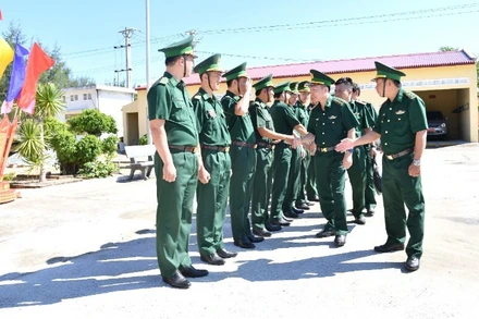 Đoàn công tác đến kiểm tra tại Đồn Biên phòng An Hải.