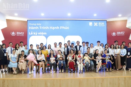 Niềm hạnh phúc vỡ òa của các cặp vợ chồng hiếm muộn tại lễ kỷ niệm 500 em bé ra đời bằng thụ tinh trong ống nghiệm tại Tây Nguyên.