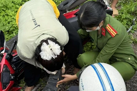 Các cán bộ, chiến sĩ Phòng Cảnh sát quản lý hành chính về trật tự xã hội, Công an tỉnh Đắk Lắk và cán bộ Văn phòng Ủy ban nhân dân xã Hòa Phú kịp thời cứu giúp người phụ nữ bị tai nạn.