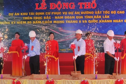 Các đại biểu động thổ dự án khu tái định cư phục vụ Dự án đường sắt tốc độ cao trên trục bắc-nam đoạn qua tỉnh Đắk Lắk. (Ảnh: CTV)