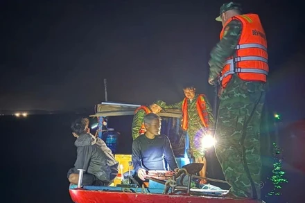 Tổ tuần tra của Đồn Biên phòng An Hải phát hiện tàu cá do anh Tiệm điều khiển tàng trữ kích điện tự chế.