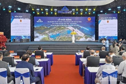 Quang cảnh lễ khởi công Dự án Đầu tư xây dựng và kinh doanh kết cấu hạ tầng Khu công nghiệp Hòa Tâm-giai đoạn 1 và Dự án đầu tư xây dựng Bến cảng Bãi Gốc.