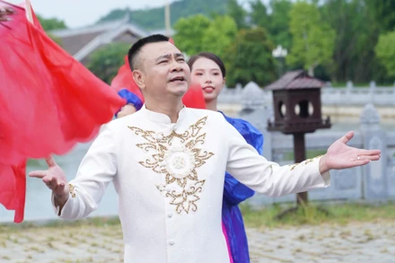 Nghệ sĩ nhân dân Tự Long thể hiện những câu hát đầy ấn tượng, mới mẻ.