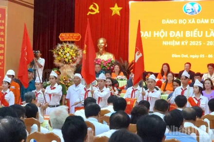 Nghi thức chào mừng đại hội của các cháu thiếu nhi xã Đầm Dơi.