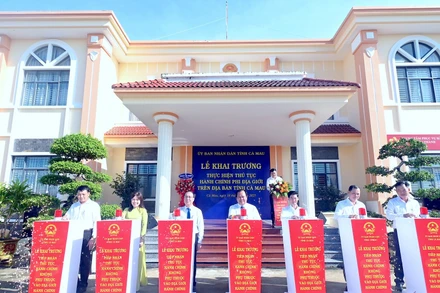 Lãnh đạo tỉnh Cà Mau và phường Tân Thành thực hiện nghi thức khai trương điểm phục vụ thủ tục hành chính phi địa giới vào sáng 18/8. (Ảnh: Thanh Minh)