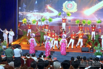 Văn nghệ chào mừng kỷ niệm 80 năm Ngày truyền thống Công an nhân dân Cà Mau.