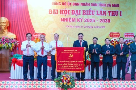 Bí thư Tỉnh ủy Cà Mau Nguyễn Hồ Hải (thứ 3 từ trái qua) tặng bức trướng của Ban Chấp hành Đảng ủy tỉnh mừng đại hội.