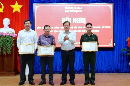 Phó Bí thư Thường trực Tỉnh ủy Cà Mau Huỳnh Quốc Việt (thứ 2 từ phải qua) vinh danh và tặng Bằng khen tập thể cho 3 đơn vị xuất sắc Cuộc thi trong năm 2025.