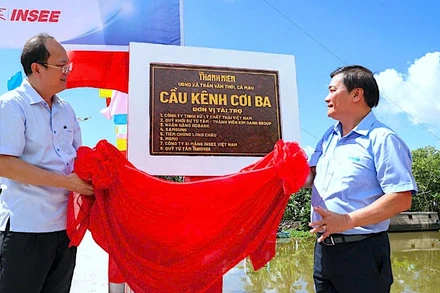 Bí thư Tỉnh ủy Cà Mau Nguyễn Hồ Hải (bìa trái) tháo băng khánh thành cầu Kênh Cơi Ba vào sáng 23/8.