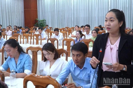 Đại diện doanh nghiệp tại Cà Mau tham gia ý kiến tại Hội nghị chuyển đổi số vào chiều 12/8.