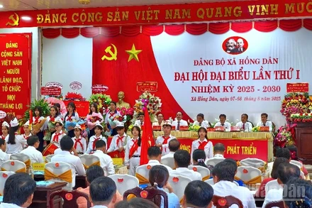 Đại diện các cháu thiếu nhi chúc mừng Đại hội đại biểu lần thứ nhất Đảng bộ xã Hồng Dân, nhiệm kỳ 2025-2030.