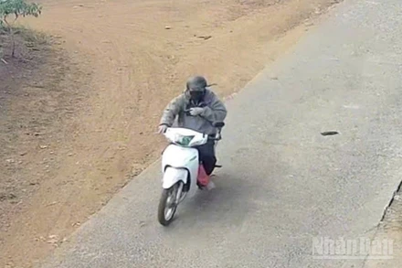 Đối tượng Phan Bảo Nhật tẩu thoát bằng xe máy sau khi cướp tiệm vàng Toàn Hằng tại thôn 3, xã Nhân Cơ, Lâm Đồng.
