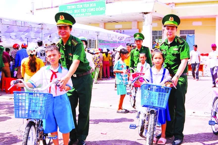 Bộ đội Biên phòng tỉnh Cà Mau trao xe đạp tặng học sinh hoàn cảnh khó khăn trên địa bàn xã Khánh Tiến, huyện U Minh, tỉnh Cà Mau.