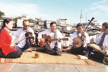 Các nghệ sĩ Nhà hát Tây Đô biểu diễn đờn ca tài tử trên chợ nổi Cái Răng.