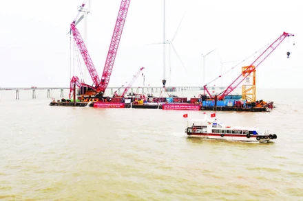 Công trình dự án nhà máy điện gió ngoài khơi, vị trí biển V1-7, thuộc xã Đông Hải, huyện Duyên Hải, tỉnh Trà Vinh.