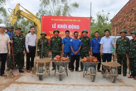 Các đồng chí lãnh đạo tỉnh Đắk Lắk cùng các đơn vị thi công và nhân dân tại lễ khởi động.