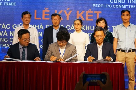 Các hiệp hội, doanh nghiệp tỉnh Đắk Lắk ký kết hợp tác tiêu thụ nông sản với các doanh nghiệp nước ngoài.