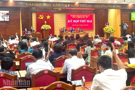 Các đại biểu Hội đồng nhân dân tỉnh Đắk Lắk dự kỳ họp biểu quyết thông qua nghị quyết.