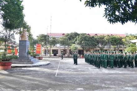 Cán bộ, chiến sĩ Ban Chỉ huy Bộ đội Biên phòng tỉnh Đắk Lắk dâng hoa Chủ tịch Hồ Chí Minh.