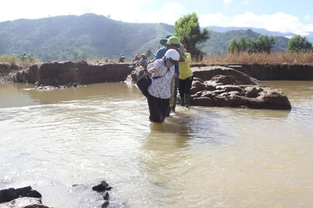 Tuyến đường dẫn vào khu sản xuất Bầu Dộp, xã Krông Bông, tỉnh Đắk Lắk bị sạt lở nghiêm trọng khiến lối đi chính của hàng trăm hộ dân bị chia cắt hoàn toàn. 