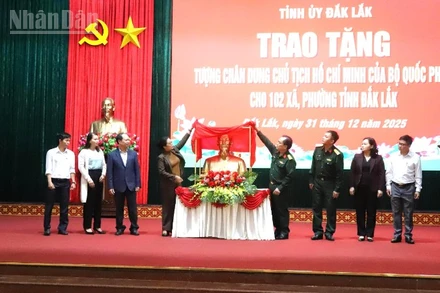 Lãnh đạo Tỉnh ủy Đắk Lắk và Bộ Chỉ huy Quân sự tỉnh Đắk Lắk trao tặng tượng chân dung Chủ tịch Hồ Chí Minh cho 102 xã, phường trên địa bàn tỉnh.