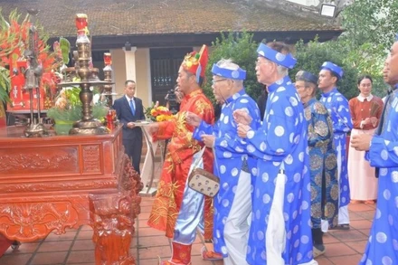 Các bô lão Đình Lạc Giao dâng hương tưởng niệm các chiến sĩ Nam tiến hy sinh và đồng bào Lạc Giao tử nạn năm Ất Dậu 1945.