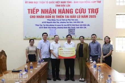 Đại diện Báo Nhân Dân trao kinh phí hỗ trợ cho tỉnh Đắk Lắk để xây dựng 10 căn nhà tình nghĩa cho các hộ dân bị ảnh hưởng bởi thiên tai trong đợt bão, lũ vừa qua.