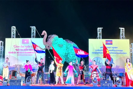 Một tiết mục ca ngợi về tình đoàn kết, hữu nghị truyền thống tốt đẹp giữa Việt Nam và Campuchia.