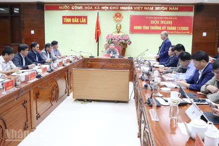 Quang cảnh hội nghị thường kỳ đánh giá tình hình kinh tế-xã hội, bảo đảm quốc phòng, an ninh tháng 11/2025 của Ủy ban nhân dân tỉnh Đắk Lắk.