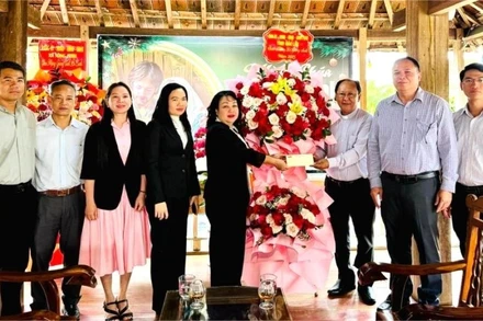  Phó Bí thư Thường trực Tỉnh ủy, Chủ tịch Hội đồng nhân dân tỉnh Đắk Lắk Cao Thị Hòa An và đoàn công tác đến thăm, chúc mừng linh mục Trương Minh Thái, Hạt trưởng Tuy Hòa, Chánh xứ Giáo xứ Sông Hinh, xã Sông Hinh, tỉnh Đắk Lắk. (Ảnh: CTV)