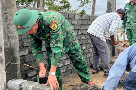 Cán bộ, chiến sĩ Đồn Biên phòng Xuân Hòa tham gia xây mới nhà ở cho gia đình chị Phạm Tôn Nữ Lệ Kiều.