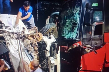 Người dân địa phương phá cửa xe đưa 2 nạn nhân trên xe tải ra ngoài đưa đi cấp cứu.