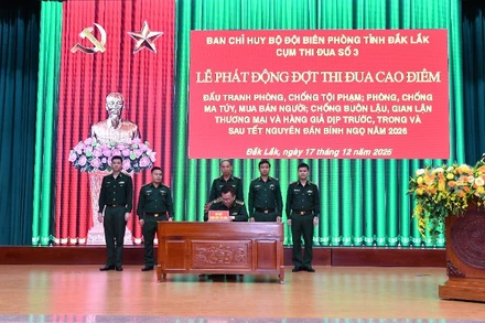 Đại diện các đơn vị ký kết thi đua.