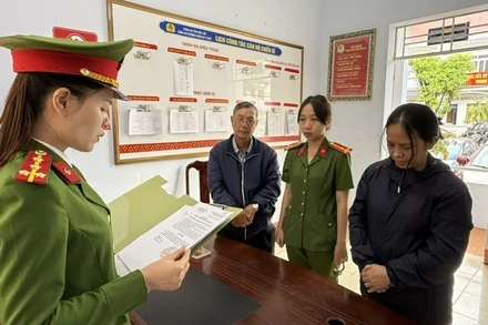 Cơ quan điều tra tống đạt các quyết định tố tụng đối với bị can Đoàn Uyên Thao. (Ảnh: CTV)